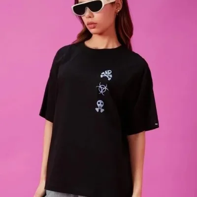 Женска црна oversize бициклистичка јака отпечаток летна маица 1