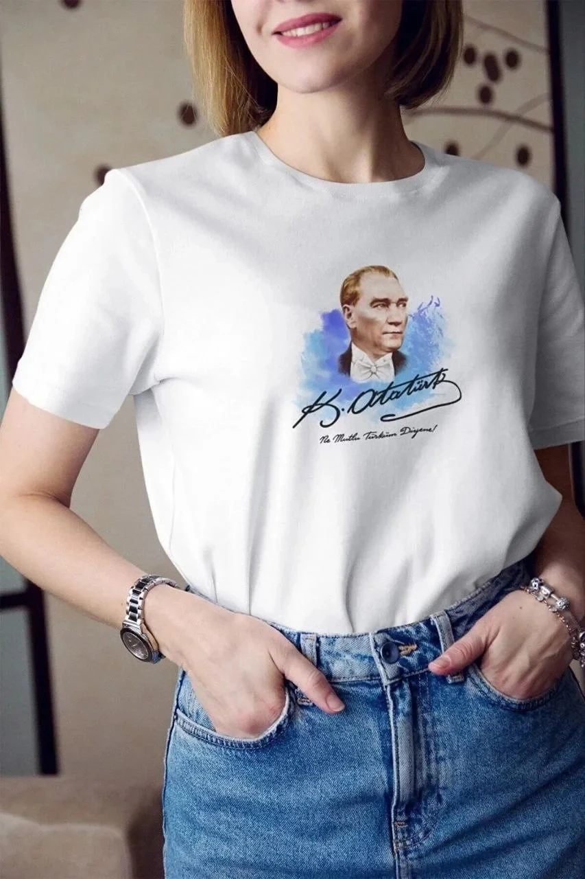 ქალის თეთრი ველოსიპედის საყელოიანი ათათურქის ნაბეჭდი მოკლე სახელოიანი მაისური