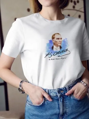 ქალის თეთრი ველოსიპედის საყელოიანი ათათურქის ნაბეჭდი მოკლე სახელოიანი მაისური
