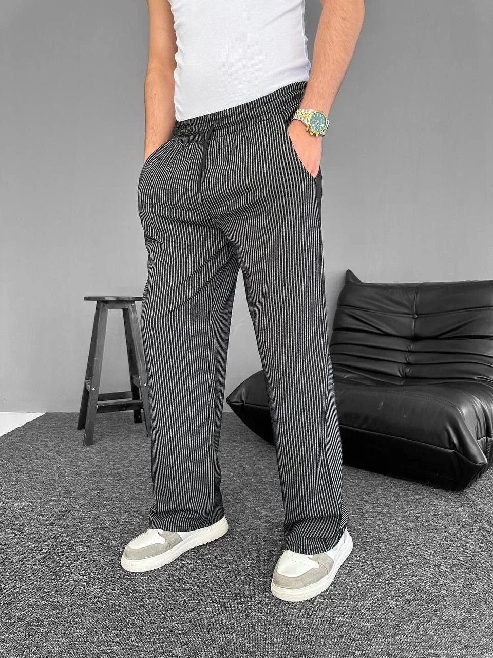 Muške crne pantalone sa prugama i džepovima 3