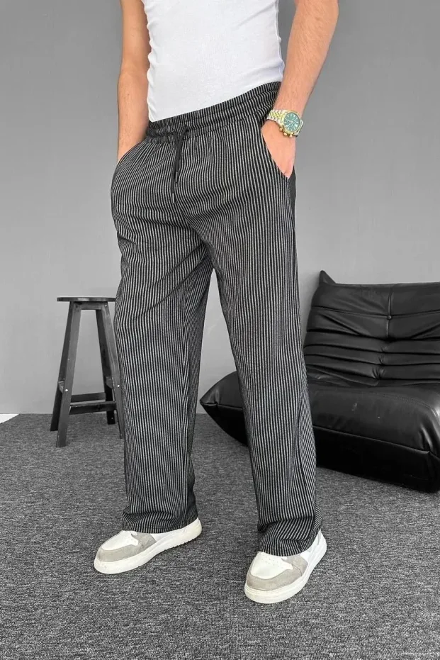 Muške crne pantalone sa džepovima i prugama na bočnim stranama 3