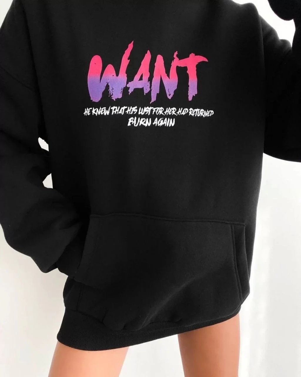 Kadın Siyah Oversize Kapüşonlu Cepli Baskılı Pamuklu Sweatshirt