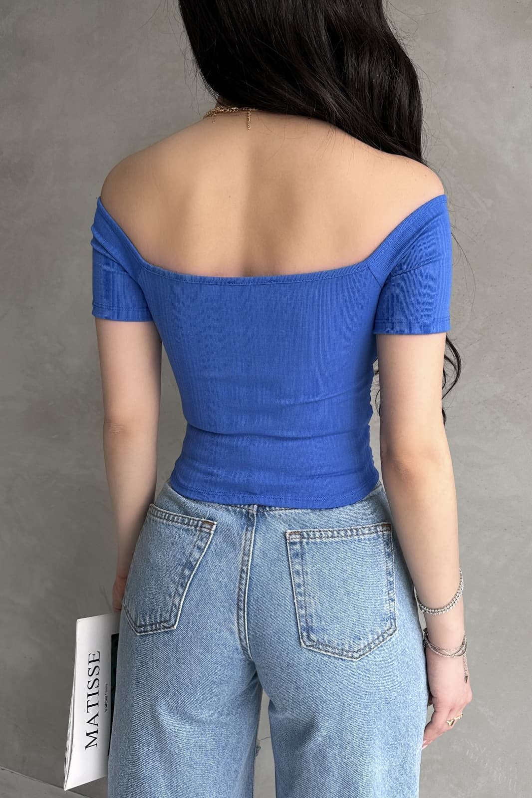 Saks crop bluza s čamčastim izrezom i detaljem ruže 3
