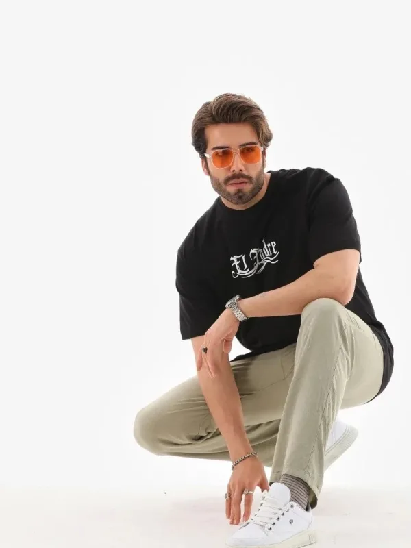 Pánské černé oversize tričko s kulatým výstřihem a potiskem na léto 4