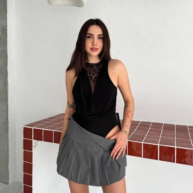 Jin Reş Bê Mil Bi Dantelê Detaylı Kûr Dekolte Body