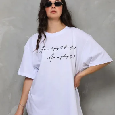 Bluzë Femrash e Bardhë Oversize me Jakë Biçiklete dhe Print me Mëngë të Shkurtra 5