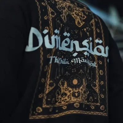 Sweatshirtê Mêran ê Reş ê 3 Têlî Pembû Bi Stûyê Bisîkletê û Çapkirî 2