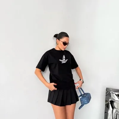 Kobieca czarna oversize koszulka z kołnierzykiem rowerowym z nadrukiem 8