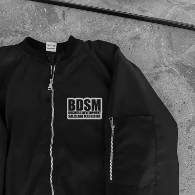 Pánská černá potištěná bomber bunda se zipem, prošíváním a kapsami 2