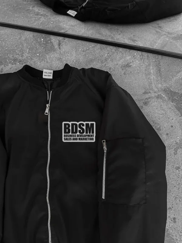 Pánská černá potištěná bomber bunda se zipem, prošíváním a kapsami 2