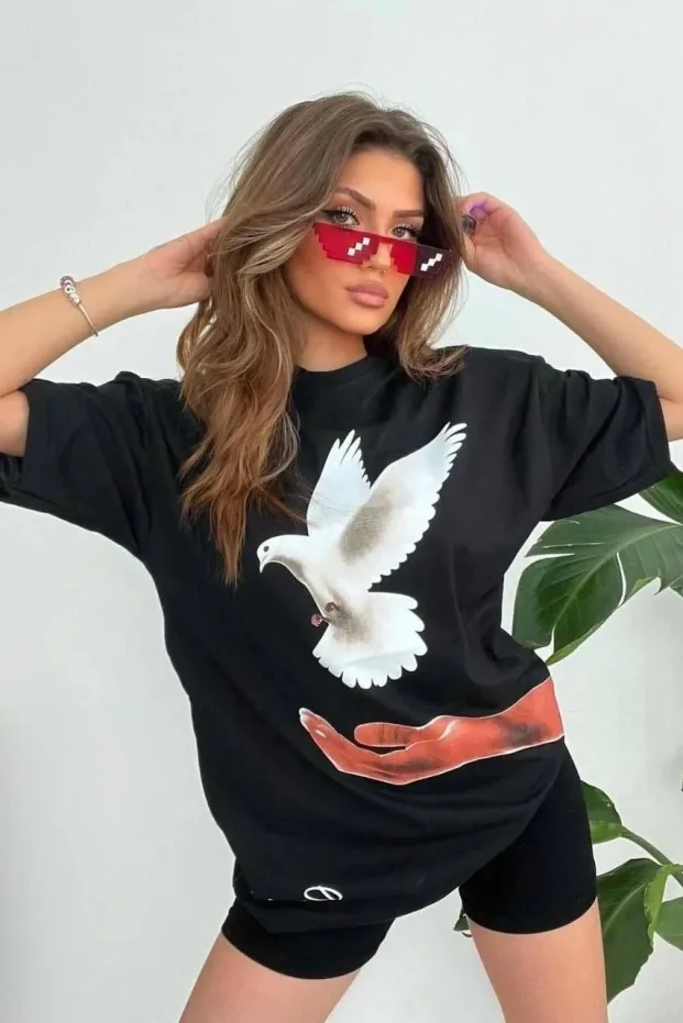 Жіноча чорна футболка oversize з круглим вирізом та принтом Uzi Dove 1