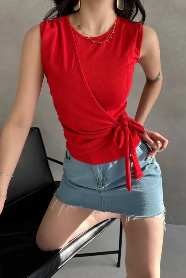 Bluza Bi Hêlên Mil û Pêşiya Kruvaze Bi Girêdan, Sor 4