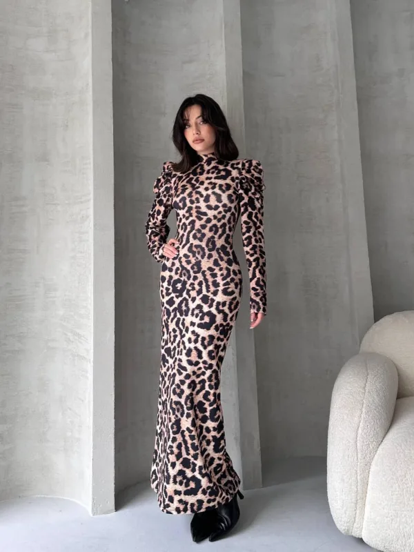 Biele šaty s leopardím vzorom a výstrihom na chrbte