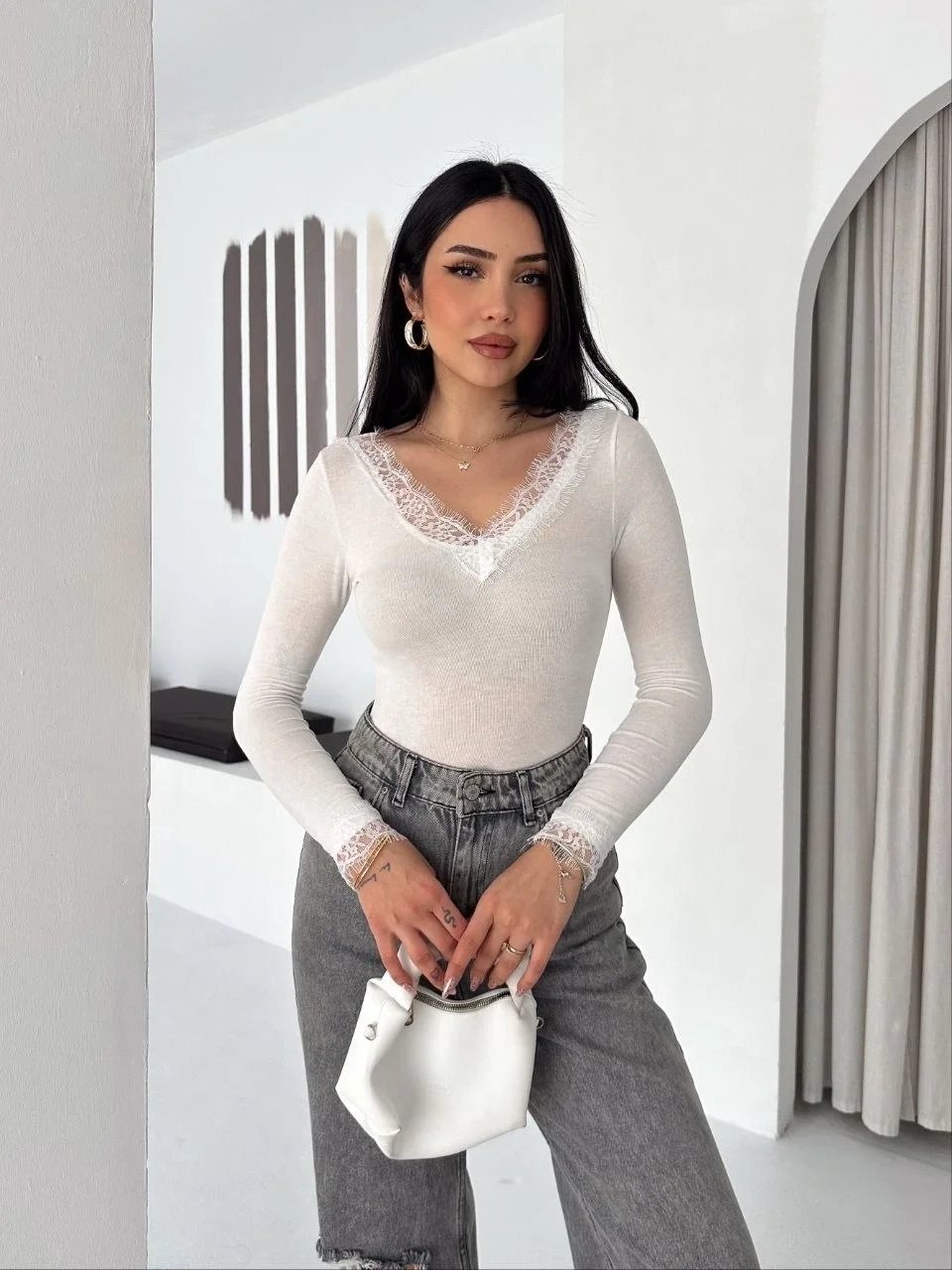 Kadın Beyaz Dantel Detaylı V Yaka Kaşmir Dokulu Crop Bluz