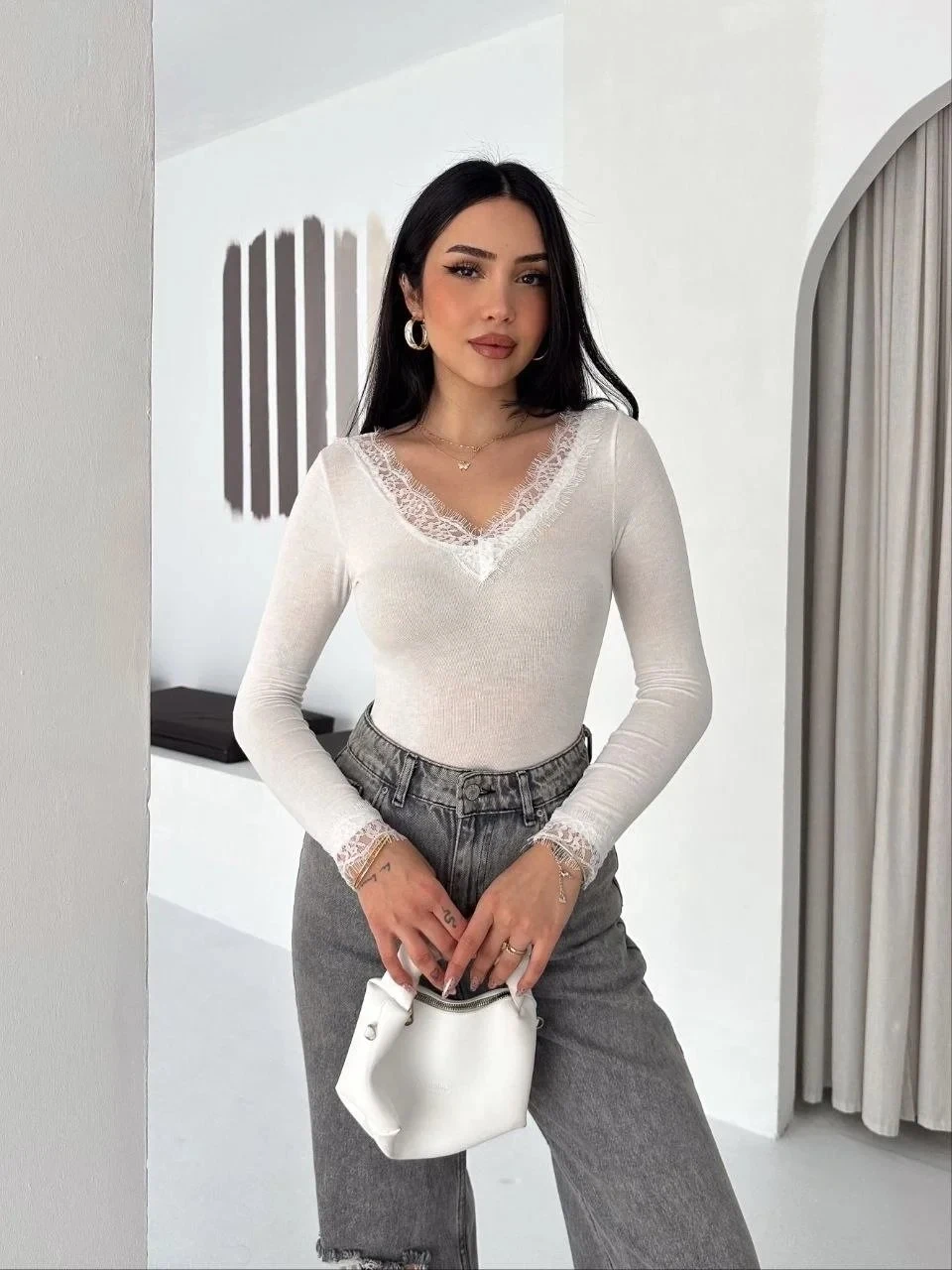 Dámská bílá crop halenka, s krajkovými detaily, s výstřihem do V, kašmírová textura
