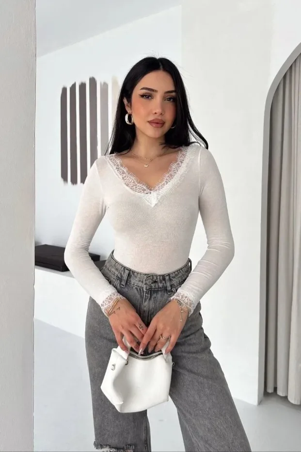 Kadın Beyaz Dantel Detaylı V Yaka Kaşmir Dokulu Crop Bluz 1
