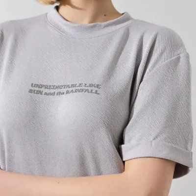 Női szürke biciklinyakú nyomott slim fit póló 5