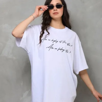 Bluzë Femrash e Bardhë Oversize me Jakë Biçiklete dhe Print me Mëngë të Shkurtra 3