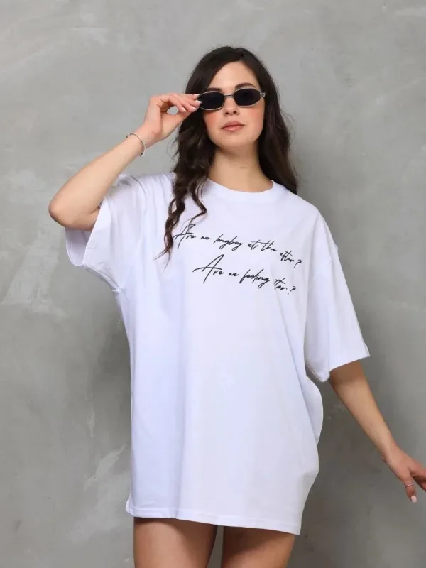 Bluzë Femrash e Bardhë Oversize me Jakë Biçiklete dhe Print me Mëngë të Shkurtra 3