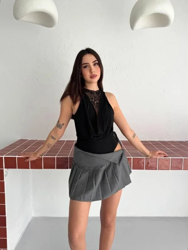 Jin Reş Bê Mil Bi Dantelê Detaylı Kûr Dekolte Body 4