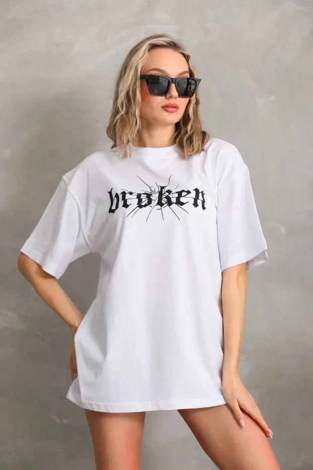 Dámské bílé oversized tričko s cyklistickým výstřihem a potiskem 1