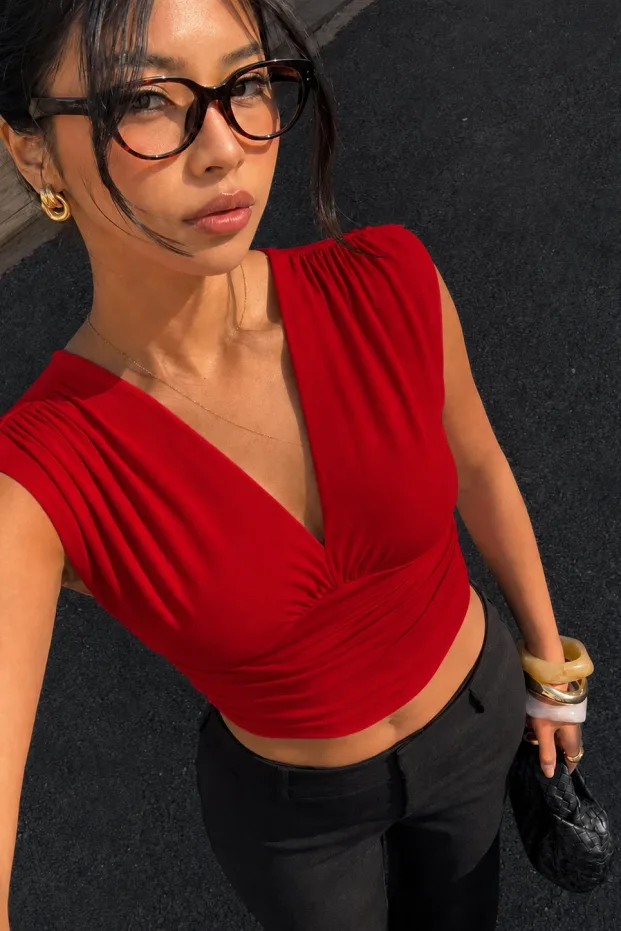 Kadın Kırmızı V Yaka Vatkalı Kolsuz Drapeli Likralı Crop Bluz 5