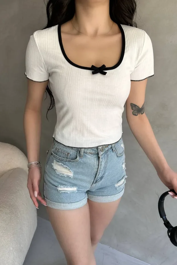 Biały crop top z dekoltem basenowym i lamówką 3