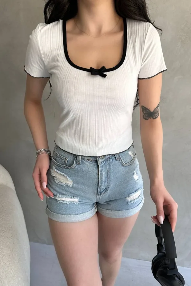 Biały crop top z dekoltem basenowym i lamówką 4