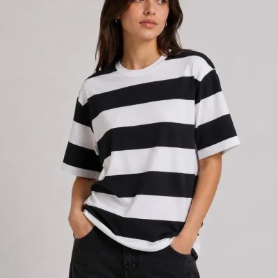 Dámské černé oversized tričko s kulatým výstřihem a pruhovaným vzorem, krátký rukáv 3