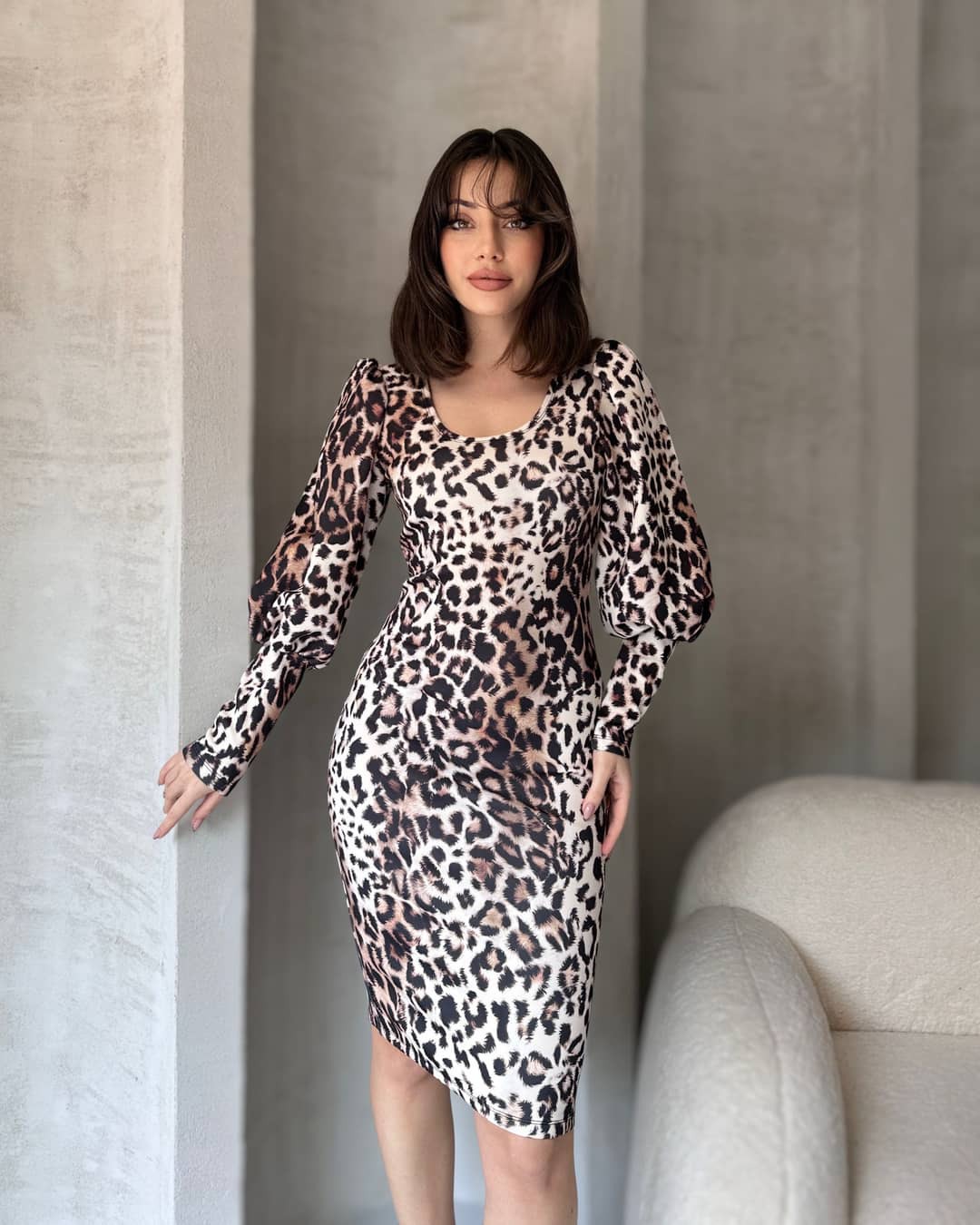 Bílé midi šaty s leopardím vzorem 2