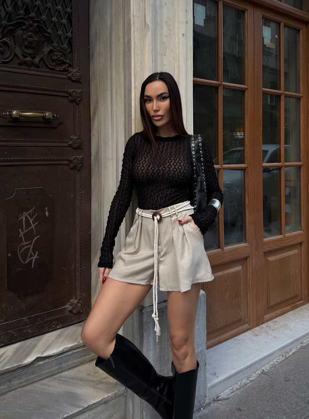 Örgü Kemerli Pileli Mini Şort Bej
