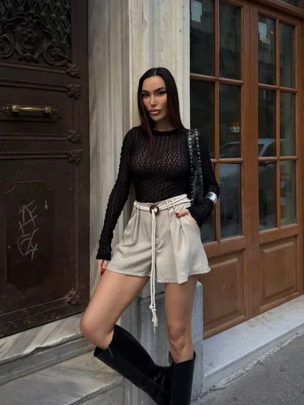 Béžové plisované mini šortky s pleteným opaskom