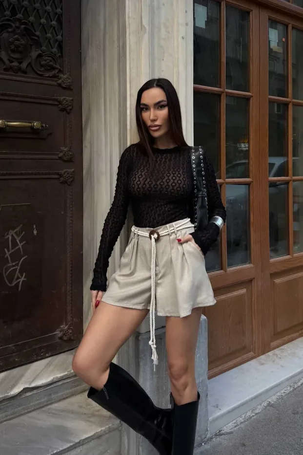 Bež plisirane mini šorts sa pletenim kaišem 1