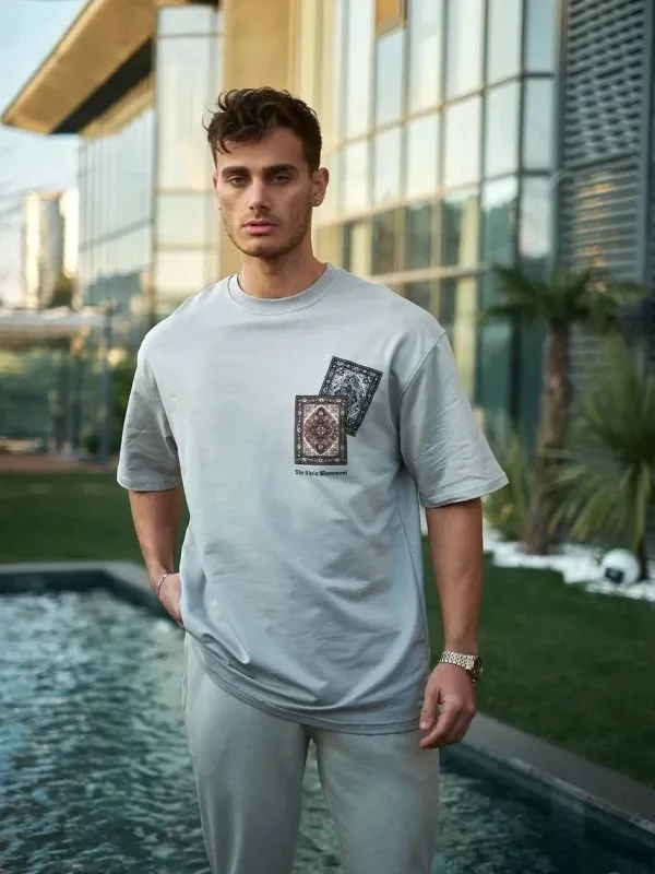 Tîşorta Mêran a Gewr a Oversize bi Stûyê Bîsîkletê û Çapa 1