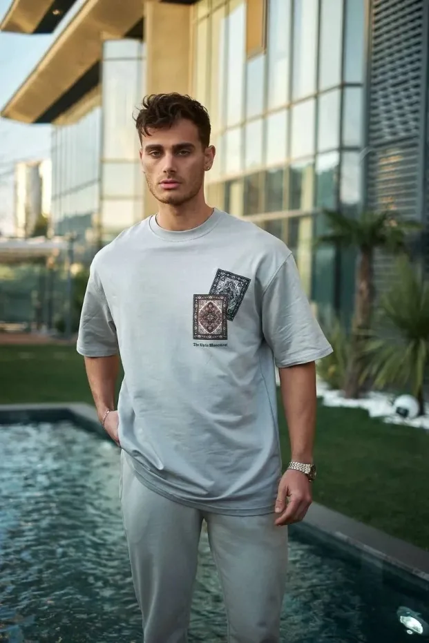 Męska szara oversize koszulka z nadrukiem, okrągły dekolt 1
