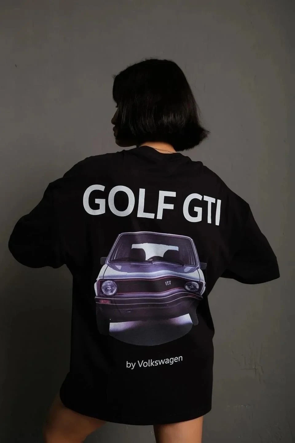 Tîşorta Jinan a Reş a Oversize Bi Çapkirî Otomobîla Retro Golf GTI