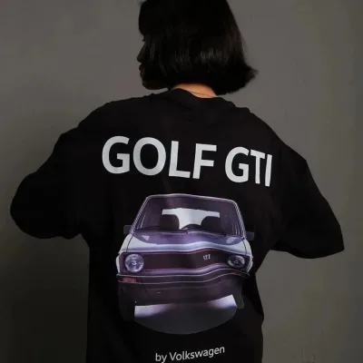 Tîşorta Jinan a Reş a Oversize Bi Çapkirî Otomobîla Retro Golf GTI 1
