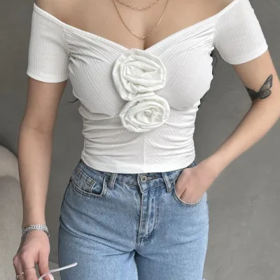 Bílý crop top s výstřihem do lodičky a růžovým detailem 3
