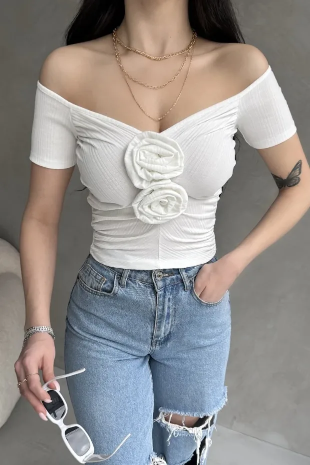 Bílý crop top s výstřihem do lodičky a růžovým detailem 3