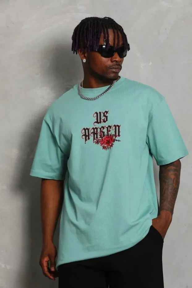 Tîşorta Mêran a Mint Green Oversize Bi Stûyê Bisîkletê Çapkirî 4