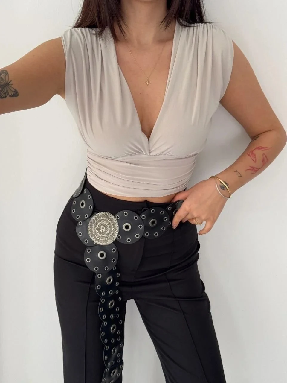 Dámská šedá crop halenka, s vycpávkami, bez rukávů, s výstřihem do V, s drapérií, lycrová