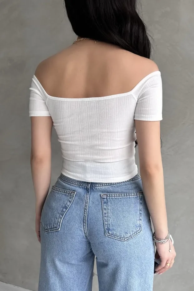 Bílý crop top s výstřihem do lodičky a růžovým detailem 5