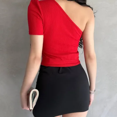 Bluză Crop Roșie cu Un Umăr și Lanț 2