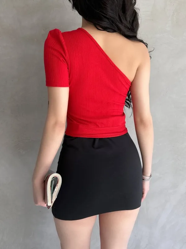 Bluză Crop Roșie cu Un Umăr și Lanț 2