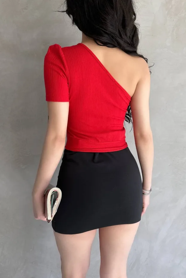Czerwony crop top z jednym ramieniem i łańcuszkiem 2