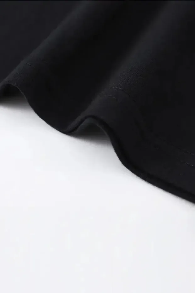 Bluzë për meshkuj, ngjyrë e zezë, regular fit, me jakë biçiklete dhe printim 3