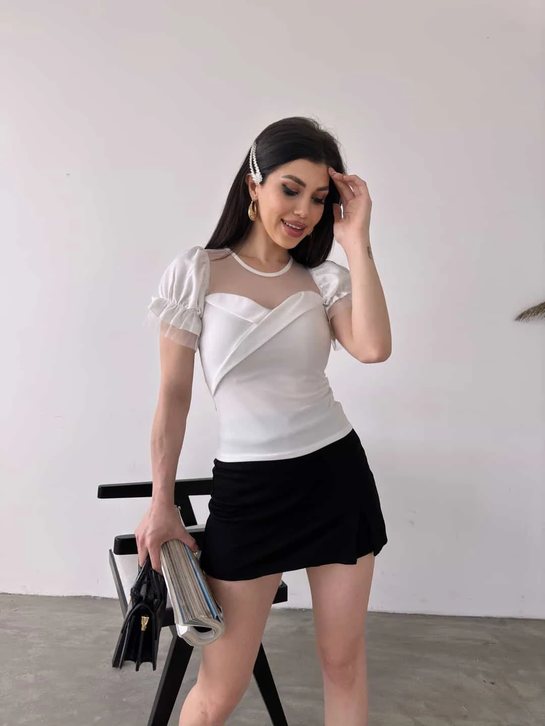 Bluzë me Jakë Biçikletë dhe Detaje Tyl me Mëngë Frill të Bardhë