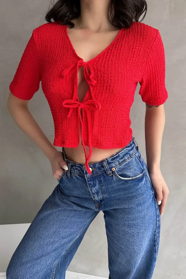 Bluzka crop gofrowa z dekoltem w serek i wiązaniem z przodu Czerwony 4