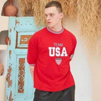 Машки црвен oversize велосипед јака везена маица 1