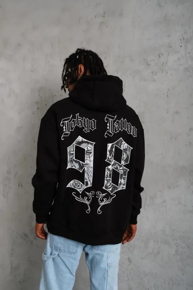 Sweatshirtê Mêran ê Reş ê 3 Têlî Pembû Bi Qapûşon û Çapkirî 3